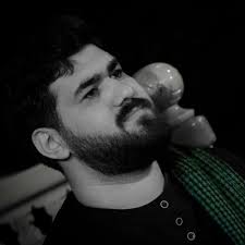 حسن عطایی دست بر تیغ بیان بر روی منبر می رسد